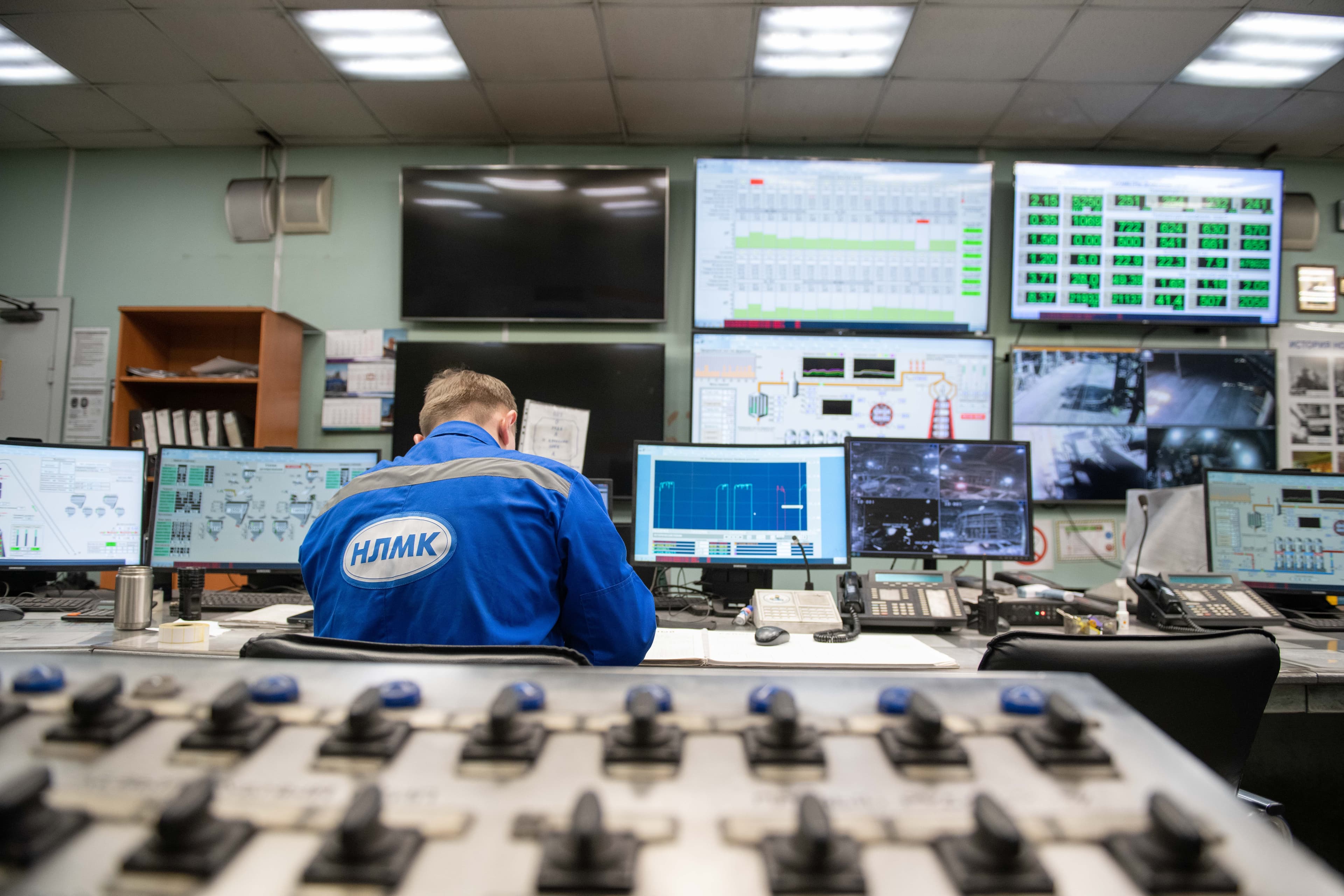 Sala de control industrial con múltiples pantallas de monitoreo