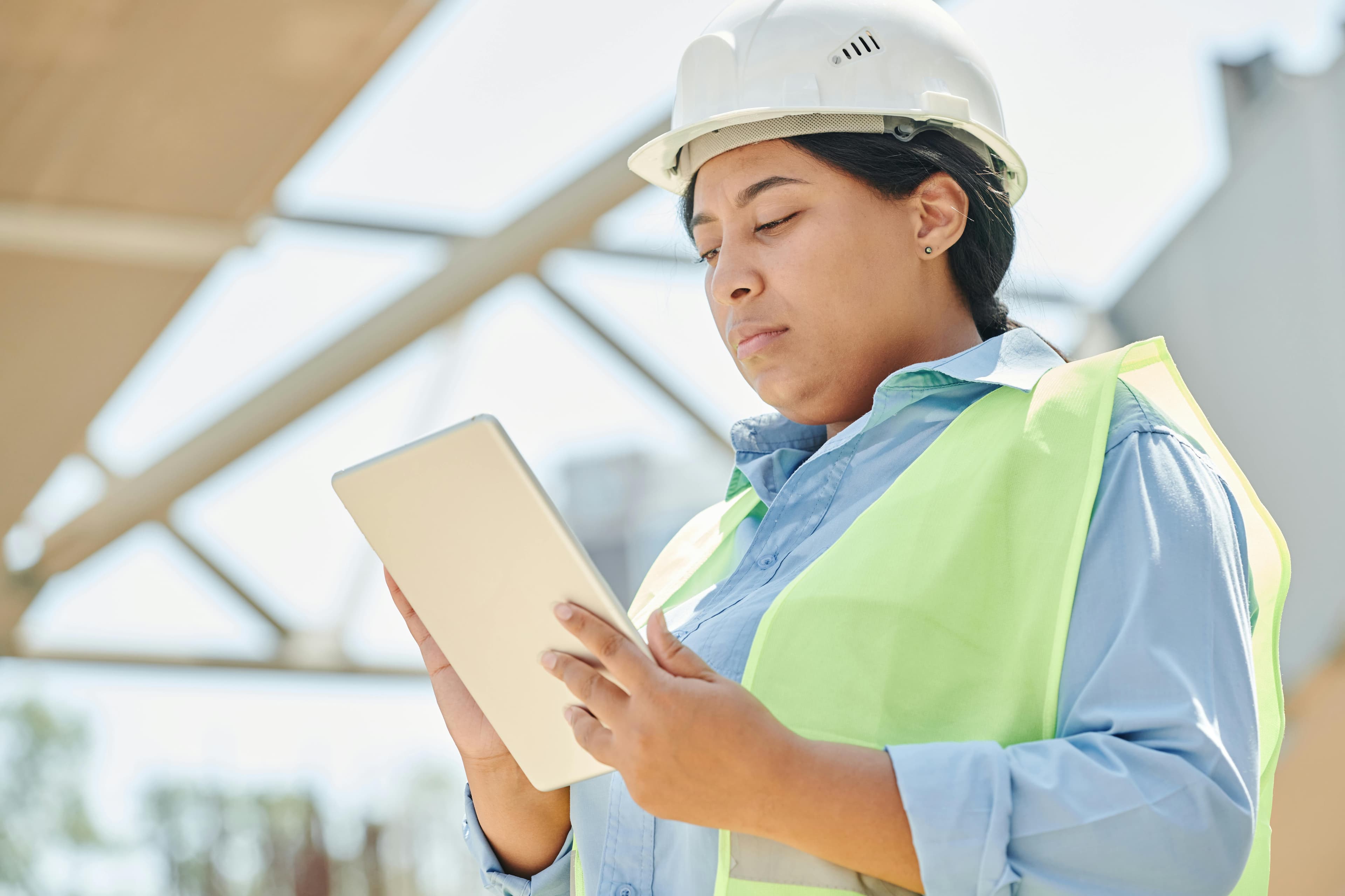 Profesional en terreno usando tablet para registrar datos operacionales